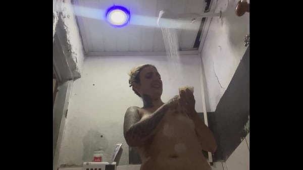 Image In&eacute_dito mulher se grava masturbando com um sabone at&eacute_ gozar bolhas de sab&atilde_o!