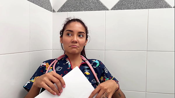 Image Doctoras pervertidas se comen el culo de su paciente homosexual y les da una sorpresa-PARTE 1
