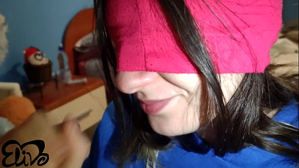 Image Ragazza con i tacchi si fa sborrare sulla lingua e ingoia