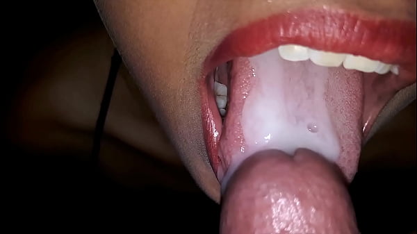 Image Mamada de hermanastra con mucha leche en la boca