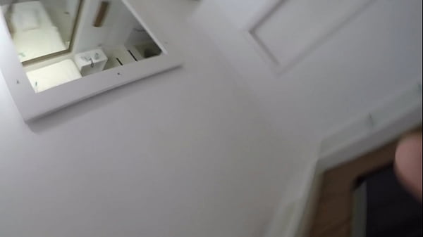 Image O primeiro squirt da vida dela foi muito intenso e molhou toda cama