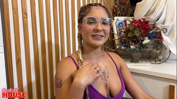 Image Ela cansou do namorado de pau pequeno e esgar&ccedil_ou a buceta na Cuckold House