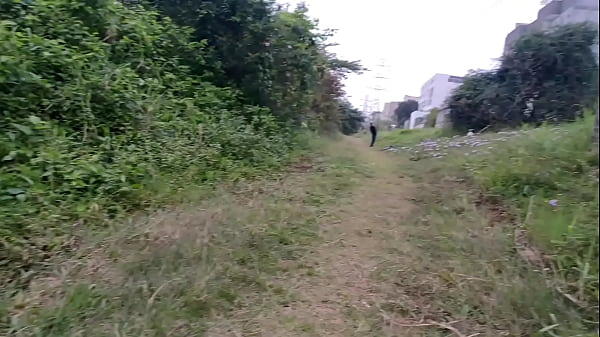 Image Safada exibe buceta sem calcinha parque p&uacute_blico!