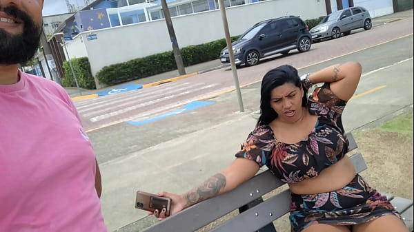 Image Corninho exibindo a bucetinha peluda da mulher na rua, na praia e at&eacute_ no mercado, mostrando tudo pra todo mundo ver.
