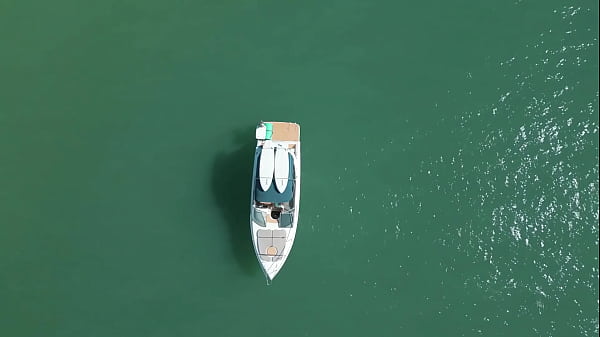 Image Drone flagra casal em sexo na lancha em alto mar