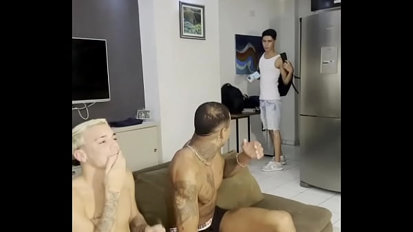 Image novinho chega mais cedo e dar de cara com os amigos fudendo