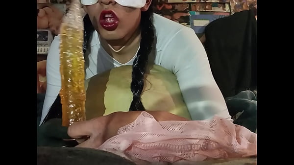 Image Mamando mi dildo largo hasta que me hace llorar