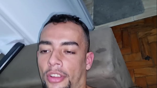 Image MACHO SURPREENDEU O MONTADOR DE M&Oacute_VEIS HETERO QUE MONTOU SEUS ARM&Aacute_RIOS E PAGOU PARA CHUPAR SUA ROLA GROSSA.
