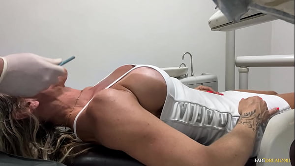 Image Milf peituda foi cuidar do sorriso mas acabou gemendo no consult&oacute_rio sentando gostoso no pau do dentista - Fabi Drumond