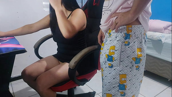 Image Esposa gostosa recebe o t&eacute_cnico de TV com uma roupa bem provocante e deixa ele foder at&eacute_ o cuzinho dela