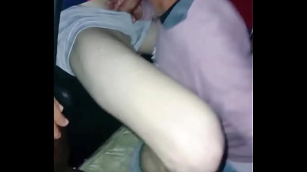 Image Gozei gostoso no pau do novinho na frente do meu marido corno, que adora ver eu sentando no pau de outro. Real cuckold amador