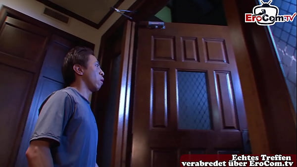 Image kleine devote japanische teen beim creampie gangbang im hotel