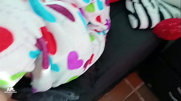 Image Mi hermanastra me da una sorpresa! algo me espara bajo las cobijas y es culazo listo para que me lo folle! HL