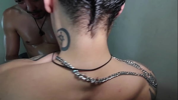 Image Depois do rodeios as meninas pediram pros amigos foderem o cuzinho das duas juntas e mijada na boca