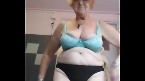 Image Oma neukt kut met dildo