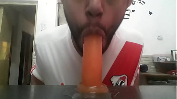 Image Chupando el juguete de mami 12