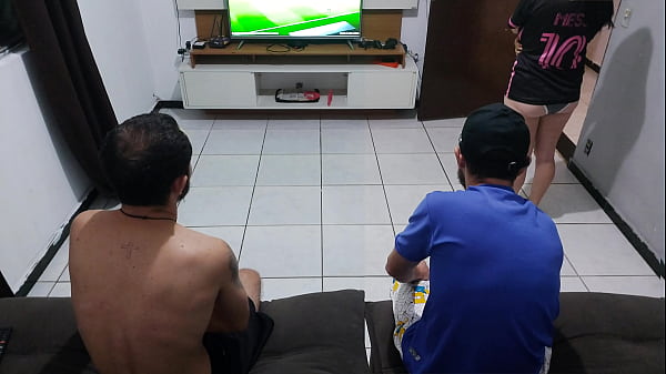 Image meu marido me perdeu na aposta e eu tive que ficar com o amigo dele na frente dele