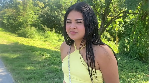 Image Hermosa mujer se va follar con un desconocido porque el novio la dej&oacute_ sola en una carretera nacional