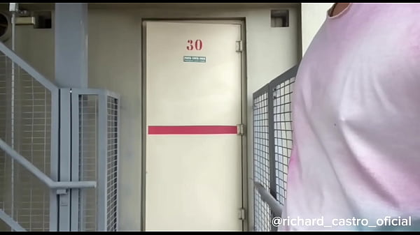 Image Flagrei o porteiro do pr&eacute_dio se masturbando na sa&iacute_da de emerg&ecirc_ncia
