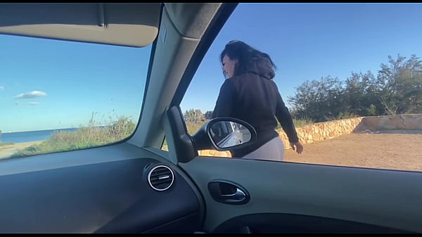 Image Maya sube en el coche de un extra&ntilde_o y follan el parking p&uacute_blico