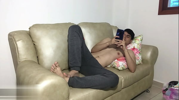 Image Despierto a mi hermanastra con una enorme polla en su apretado co&ntilde_o y le doy de comer semen