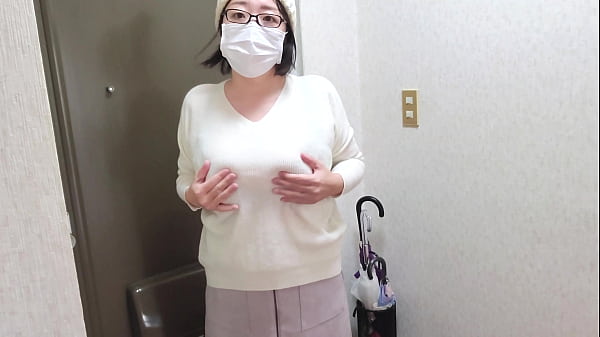Image Perverted housewife masturbating in the entrance：The full video is&rarr_https://www.xvideos.red/channels/aika-frau