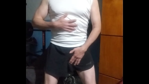 Image show al desnudo con baile y entrenamiento con barra en banca y press de biceps