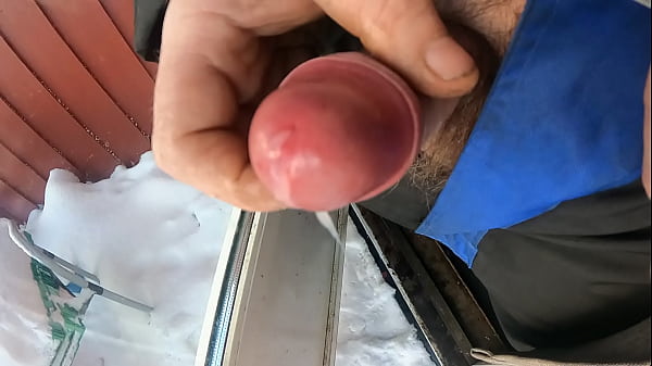 Image Mastrubating until i cum in the snow