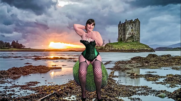 Image Granny Carmen's Highlander Roll in the Heather & Creampie