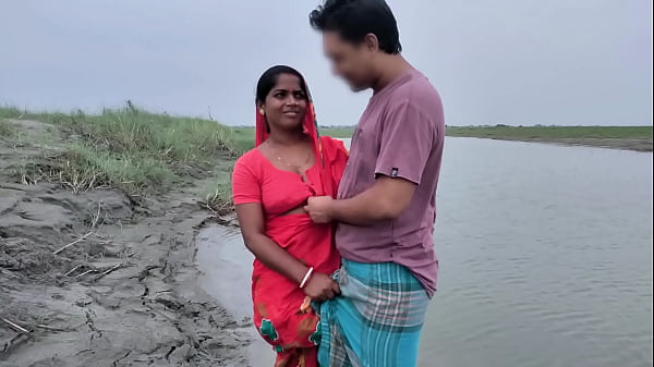 Image Bangladeshi Bowdi With Her Boyfriend in an Open Place