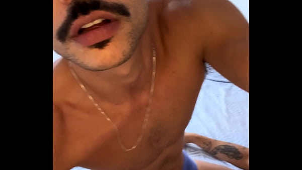 Image Macetada at&eacute_ o leite escorrer pelo cuzinho do novinho - Assista Completo