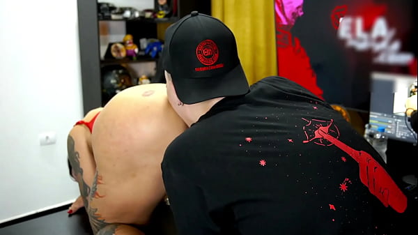 Image Elisa Sanches ficou de quatro na mesa, o Ruan n&atilde_o aguentou, dedou ela bem gostoso e caiu de boca no cuzinho dela! - Podcast P&aacute_pum no Barraco!