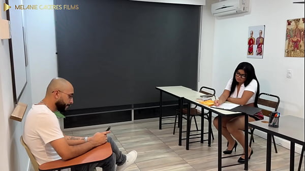 Image follandome a mi profesor de matematicas para que me ayude a pasar el a&ntilde_o