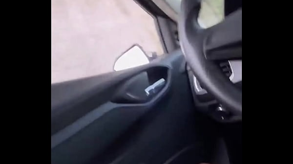 Image Kriok - Novinha foi pega fazendo boquete no carro a luz do dia