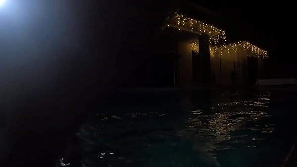 Image Naked in the pool