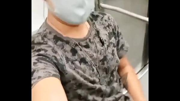 Image Joven exhibicionista en el vag&oacute_n del metro en CDMX