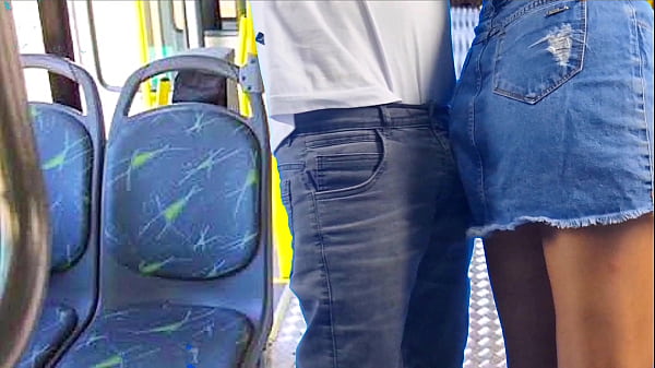 Image Jovem estudante leva encoxada dentro onibus!