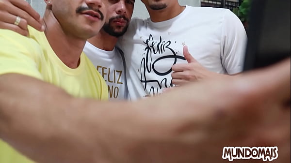 Image Meus amigos amaram os presentes de ano novo e retriburam com a pica no meu cuzinho!