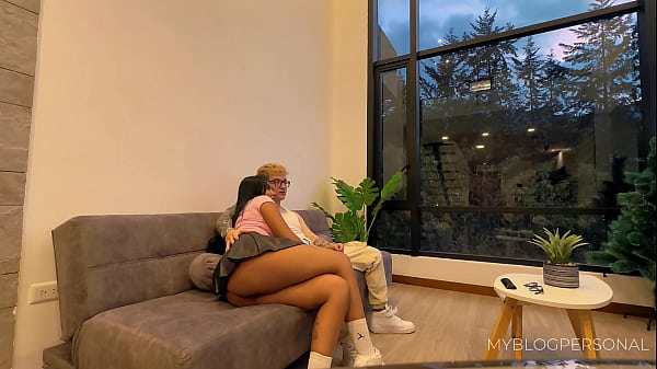 Image Linda chica de 19 a&ntilde_os que conoc&iacute_ por TINDER le gusta follar en la primera cita