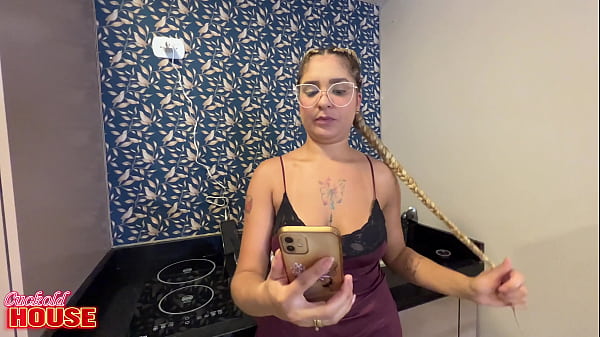 Image Essa gata safada trai o marido corno pelo celular e na pr&oacute_pria casa
