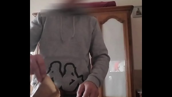 Image je pisse et me branle avec ma pisse,les couilles nou&eacute_es par un lien,