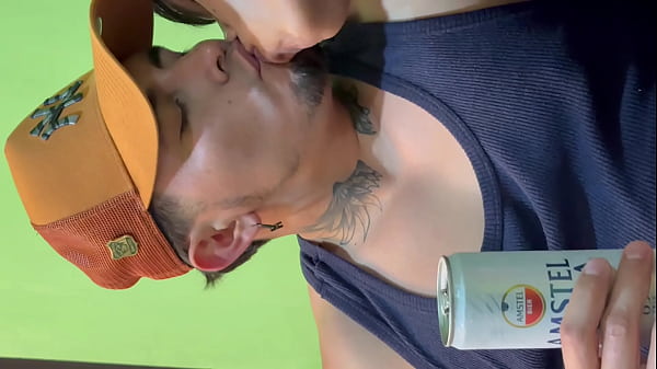 Image Empezamos tomando cervezas y terminamos oliendo y lamiendo nuestros culos el uno al otro