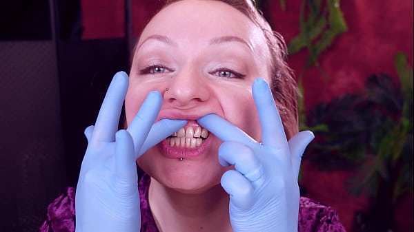 Image ASMR: I touch my face and teeth with medical gloves