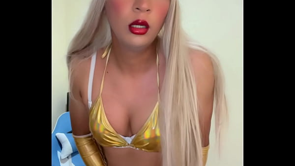 Image Tetas sacando leche de transexual