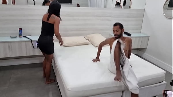 Image Bastidores da safada India Juju em sua primeira vez no porno dando cu e buceta na pele pros amigos no motel