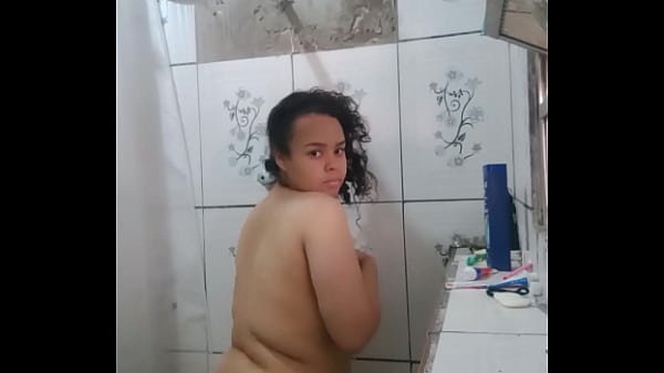 Image TOMANDO BANHOZINHO GOSTOSO PARA ME REFRESCAR NO CALOR E FICAR CHEIROSINHA PRA RECEBER PICA DO MEU MACHO