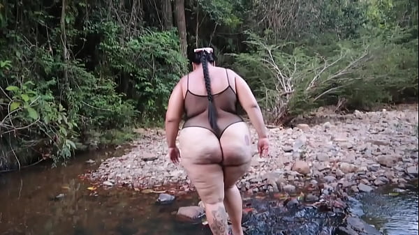 Image sexo al aire libre en un rio mamando una gran verga