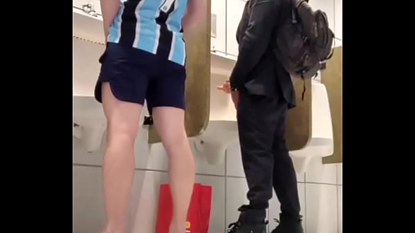Image SEGURAN&Ccedil_A FUDEU O NOVINHO DOTADO NO BANHEIR&Atilde_O DO SHOPPING EM FLORIAN&Oacute_POLIS