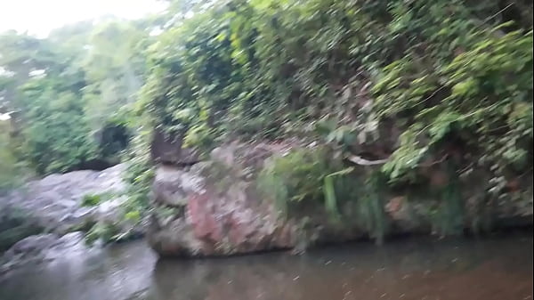Image mujer pilla a un chico en la playa masturbandose y se anima a cojerle su polla