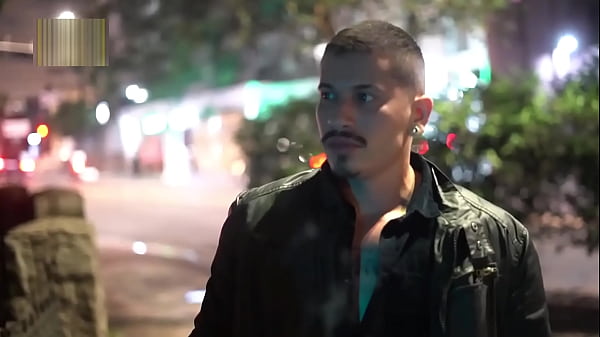 Image De bobeira na rua, um gringo me chamou pra tomar um vinho no AP dele. Gozamos gostoso. - Free